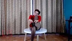 Oynat Külotlu çorap ve topuklu ayakkabılı hoş bir bayan. yuvarlak masa c1'de striptiz