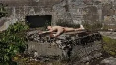 Reproducir Tiroteo desnudo en una base militar abandonada, isla totleben.