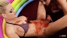Putar Bayi-bayi ceria bermain dengan jello di kolam renang dan saling menyentuh jari