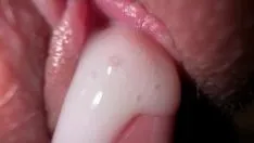 Afspelen Extreem close-up seks met de verloofde van een vriend, strakke romige neuk en sperma op gespreid poesje