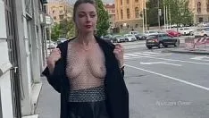 تشغيل المشي عاريات في جميع أنحاء المدينة. إظهار الثدي للمارة. عام.