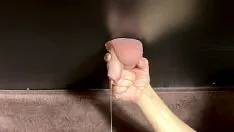 Oynat Sağım masasında mahvolmuş handjob