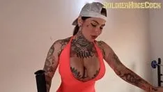 Reproducir La chica nueva del gimnasio me pide ayuda, pero al ver mi erección me la chupa para ayudarme