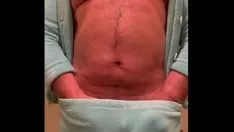 Reproducir Ribete y semen vistiendo el pijama de suegra