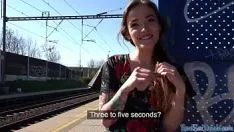 Reproducir Puta engañada follada al aire libre por un agente en estilo perrito en pov