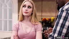 Abspielen Die zierliche blonde Teenagerin Emma Starletto macht es sich mit ihrem schwarzen Stiefvater schmutzig