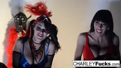 Oynat Charley Chase ve Alia Janine Ateşli Lezbiyen Buluşmasında