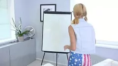 Reproducir Corrida facial para adolescente rubia con gafas