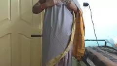 Reproducir La masturbación prohibida de la esposa infiel Desi Vanitha en sari gris