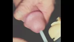 Reproducir Big Dicked Hunk disfruta de una sesión en solitario con una luz de paja de vidrio y se corre para tragar