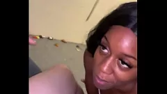 Putar Busty Blonde mengambil ayam antar ras di mulutnya dan menelan cum