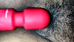 Riproduci Dea dee indiano si rade e vibra la sua figa