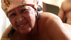 Reproduzir Granny Kika, 72 anos
