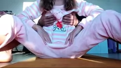 Redare Aventura anală a lui Asian Stepdad cu țâțele minuscule ale adolescenței și păsărică ras