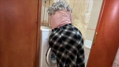 Jouer La belle-mère mature en jupe maison a envie de sexe anal