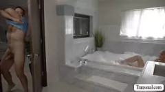 Reproduzir Cara com tesão batendo na bunda perfeita de T-Girl
