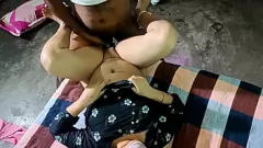 चलाएँ देसी धोखा देने वाली पत्नी की गहन चूत को घर के ट्यूटर के साथ कमबख्त