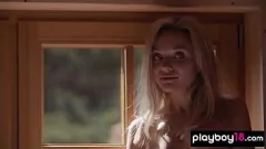 Redare Blonda rusă subțire Zhenya Belaya în striptease solo explicite