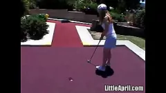 Redare Petite Blonde Teen „Little April” se plăceți în aer liber