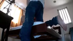 Reproduzir A namorada peitulosa de Bestfriend da melhor amiga monta seu pau depois da festa