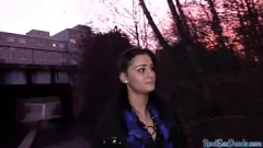 تشغيل جلسة الصب بوف مع فاتنة ذات شعر داكن متوسطة