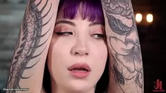 Riproduci Legato e imbavagliato: lo schiavo tatuato sopporta violente frustate in una sessione fetish BDSM estrema