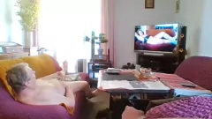 चलाएँ 2021 की इस विशेष रिलीज़ में एंड्रियास को अपने ही अश्लील वीडियो पर झटका देते हुए देखें