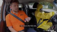 चलाएँ स्टॉकिंग्स और टैटू के साथ इस यूरोपीय लड़की को सार्वजनिक रूप से एक आश्चर्यजनक मुख-मैथुन करते हुए देखें, जबकि उसका प्रशिक्षक गाड़ी चला रहा है