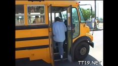 चलाएँ कीमती स्कर्ट प्रशिक्षक बनाता है और उसे turbulently