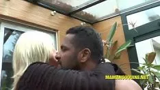 Abspielen Frannie die blonde Milf und sein schwarzer Schwanz