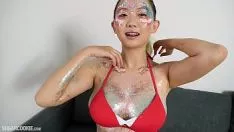 Abspielen Überraschende asiatische Jugendliche harriet saccharifycooky spielzeug in glitzern