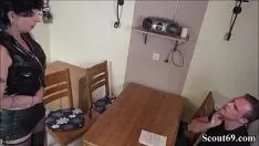 Jouer Une mamie inhabituelle fait marcher le fils d'une fille à baiser - dégoûtant oma schnapp sich ihren enkel zum ficken am wochenende