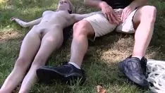 Abspielen * Mann auf einem Spaziergang sieht einen blonden p.