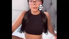 Reproduzir Vazou um v & iacute sotaque; deo na ciberespaço da menina ao mais alto grauwatersrando sua calcinha na endure