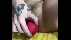 চালান বাবার সাথে খেলনা নিয়ে পারফর্ম করা